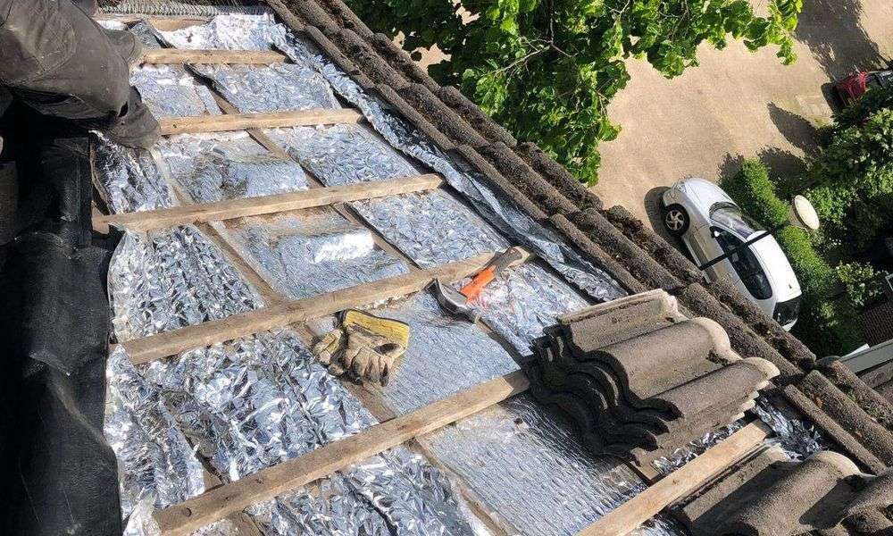 Nieuwe panlatten met dakpannen in Veghel