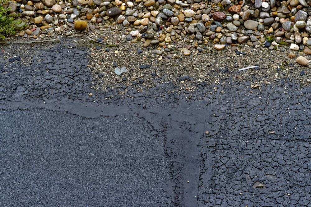 Scheur in het bitumen dak in Uden